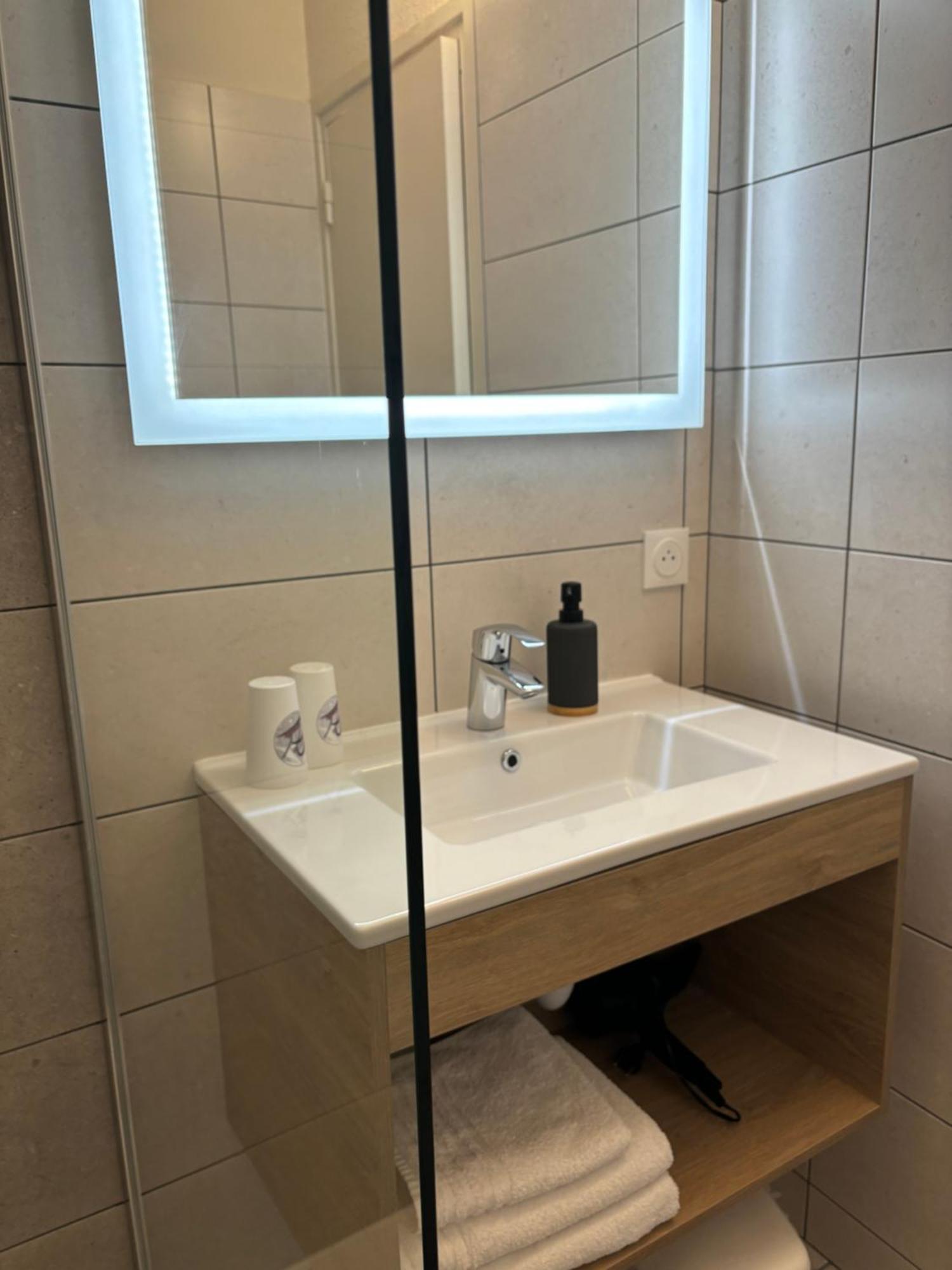 Hotel Les Charmilles Бес-ет-Сен-Анастез Екстериор снимка